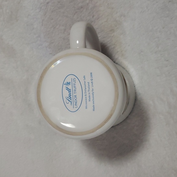 Lindt Lindor Truffle Winter Snowman Mug - Picture 4 of 5